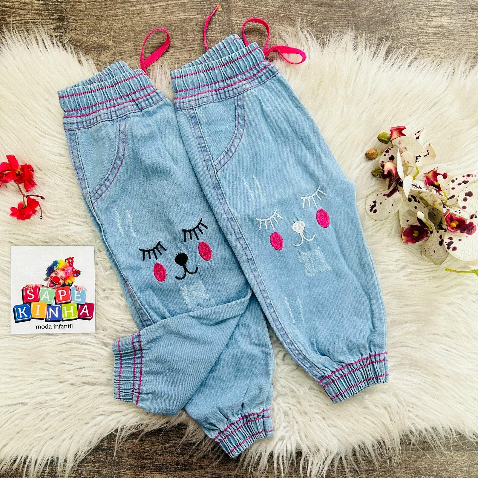 Calça Jogger Jeans Bordada Gatinha Menina, cor Jeans Claro